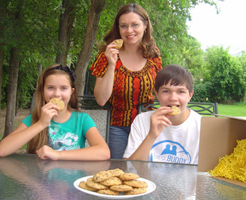 Baker-family-with-cookies