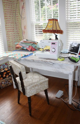 Suzanne found this cute vintage sewing chair.